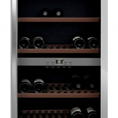 Frigorífico de vinhos vertical com garrafas de vinho deitadas em prateleiras de madeira