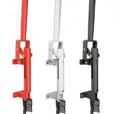 Três macacos de alavanca em vermelho, branco e cinzento escuro