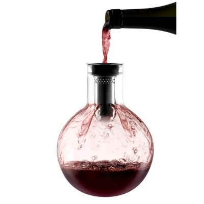 Vinho tinto a ser vertido de garrafa para decantador de vidro