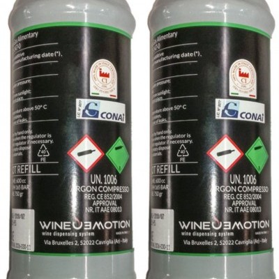 Dois cilindros metálicos com rótulos pretos e símbolos de perigo