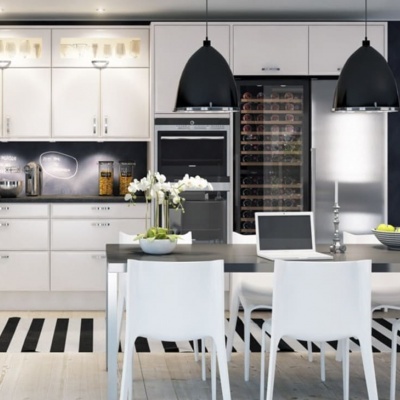 Cozinha moderna com armários brancos, mesa e cadeiras brancas, lâmpadas pretas pendentes e tapete preto e branco