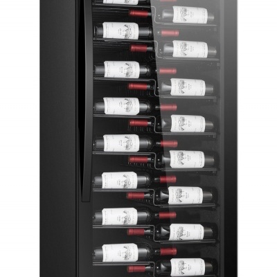 Frigorífico vertical preto com porta de vidro e garrafas de vinho