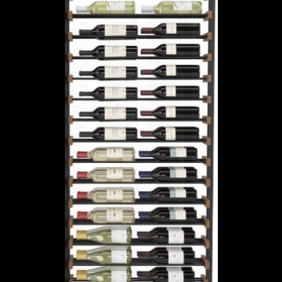 Estante metálica com várias garrafas de vinho coloridas armazenadas