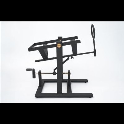 Suporte metálico preto com manivela e anel circular