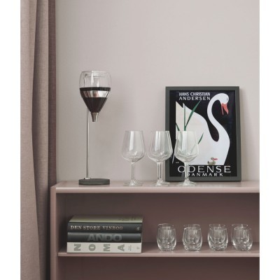 Prateleira com copos de vinho, copos baixos, quadro com cisne e livros