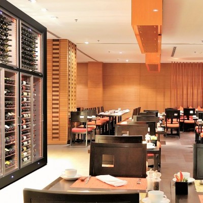 Restaurante moderno com armário de vinho e mesas com cadeiras pretas