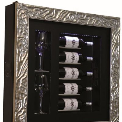 Moldura prateada texturizada com cinco garrafas de vinho e dois copos embutidos