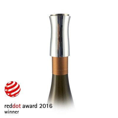 Rolha de garrafa de vinho prateada com acabamento castanho e selo reddot award 2016.