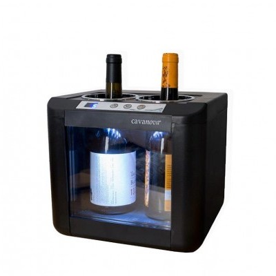 Cubó preto com duas garrafas de vinho visíveis através de janela com luz azul