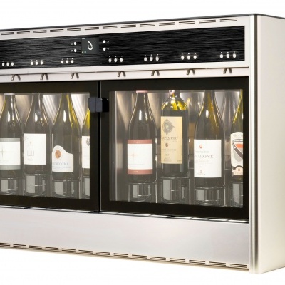 Máquina dispensadora de vinho inox com vidro preto e painel preto com botões