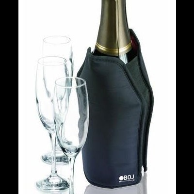 Garrafas de champanhe com capa isolante preta e três taças de vidro