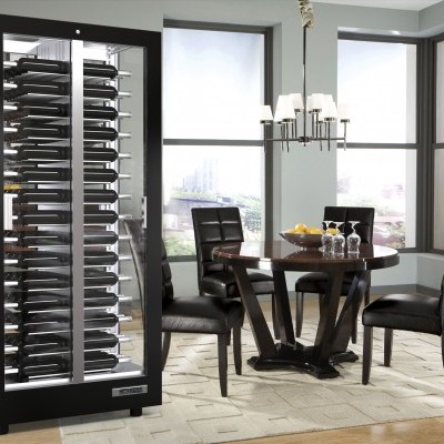 Frigorífico para vinho e conjunto de mesa de jantar numa sala moderna com grandes janelas