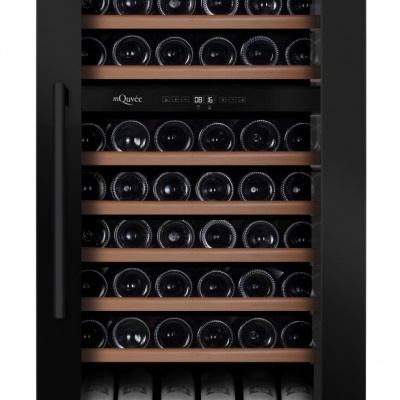 Frigorífico para vinhos preto com garrafas e painel digital