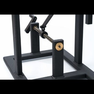 Estrutura metálica preta com mecanismo de parafuso e manivela