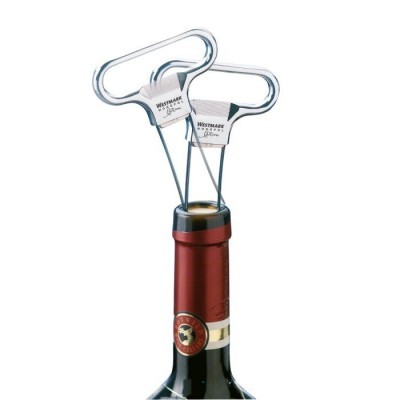 Saca-rolhas metálico em duas unidades encaixadas na garrafa de vinho