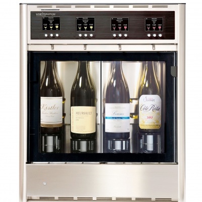 Máquina de vinho prateada com painel preto e quatro garrafas visíveis