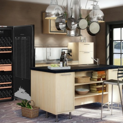 Cozinha moderna com armários em madeira clara e frigorífico preto para vinhos