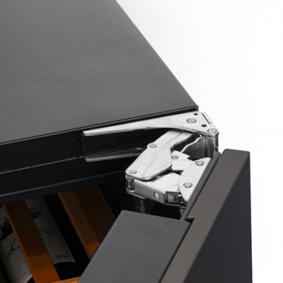 Gaveta preta com mecanismo metálico e interior de madeira com garrafas