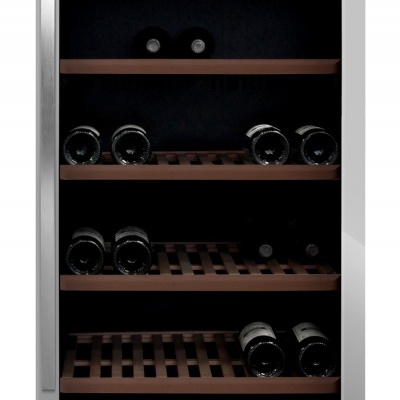 Arca de vinhos vertical com porta de vidro e prateleiras de madeira com garrafas