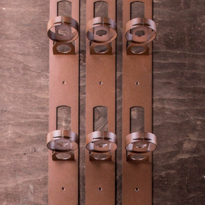 Suporte de parede metálico enferrujado para garrafas de vinho com seis argolas