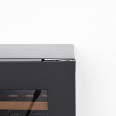 Garrafeira preta com porta de vidro translúcido e prateleiras de madeira