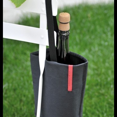 Suporte de garrafa de vinho em tecido preto pendurado em cadeira branca com garrafa