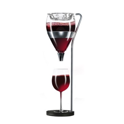 Funil de vidro com vinho tinto e copo de vinho apoiados num suporte metálico