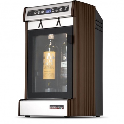 Frigorífico compacto para vinhos com porta de vidro e controlo digital.