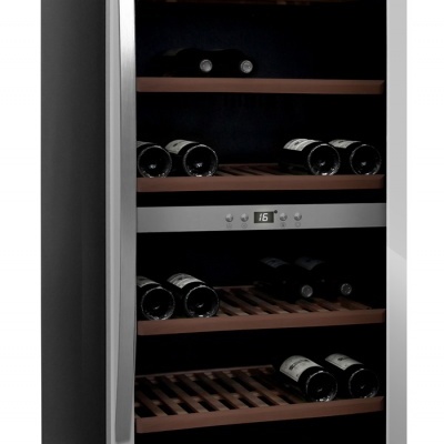 Frigorífico para vinhos preto com porta de vidro e prateleiras de madeira com garrafas.