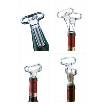 Desmontagem de saca-rolhas em metal prateado com garrafa de vinho e rolha de cortiça.