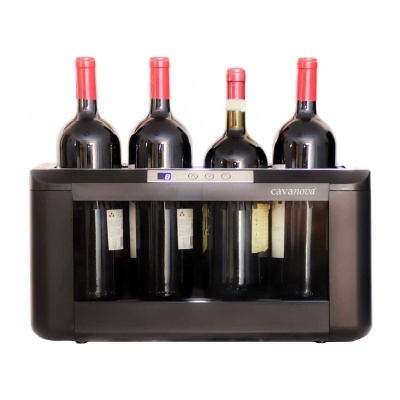 Sistema dispensador de vinho Cavanova preto com quatro garrafas de vinho tinto