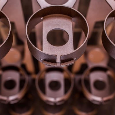 Suporte metálico circular enferrujado alinhado em múltiplos anéis