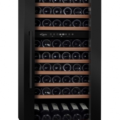 Adega climatizada preta para vinhos com porta de vidro e prateleiras de madeira