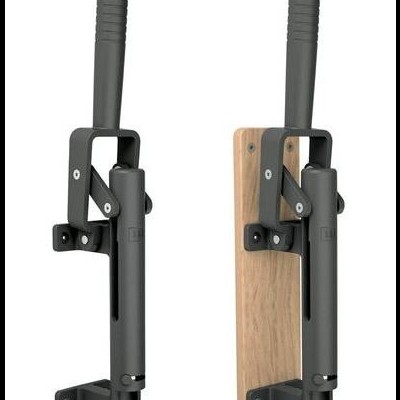 Duas manivelas negras com punhos de borracha, uma montada numa base de madeira clara