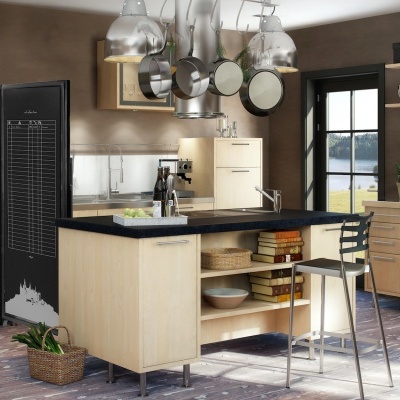 Cozinha moderna com ilha central, arca frigorífica de vinhos preta e utensílios de cozinha pendurados