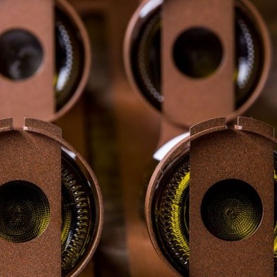 Olhos de rato castanhos com olhos amarelos em duas fileiras