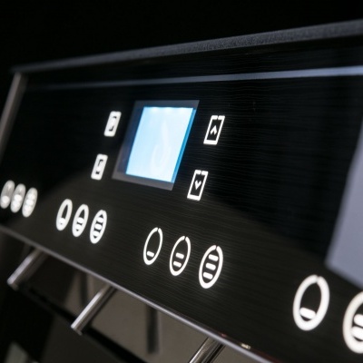 Painel de controlo digital com botões retroiluminados