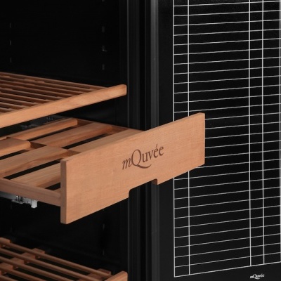 Frigorífico de adega preto com prateleiras de madeira e porta com grelha