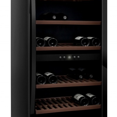 Frigorífico de vinho negro com porta de vidro e garrafas na prateleira