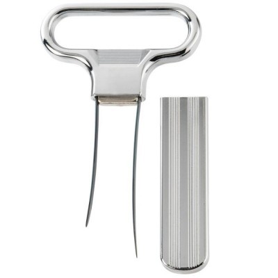 Utensílio metálico prateado com lâminas largas e capa de proteção