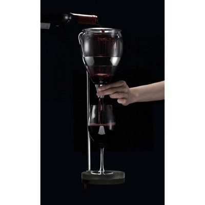 Dispensador de vinho em vidro transparente com estrutura metálica prateada a servir vinho tinto para uma taça