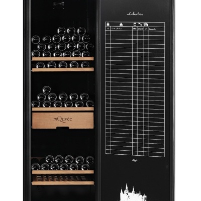 Frigorífico de vinho preto com prateleiras de madeira e quadro de anotação na porta aberta