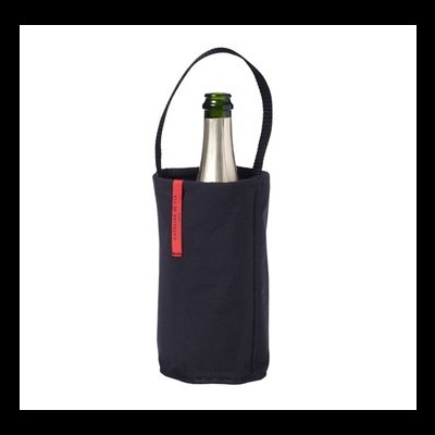 Bolsa preta para garrafa com alça e etiqueta vermelha