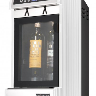 Mini frigorífico com porta de vidro transparente e painel digital