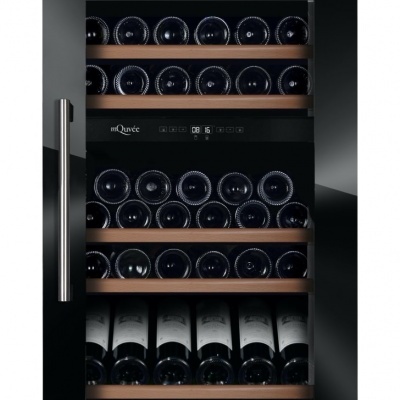 Frigorífico de vinhos com prateleiras de madeira e garrafas