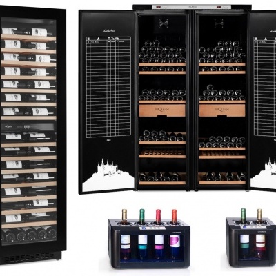 Adegas pretas para vinho com garrafas organizadas e caixas térmicas com garrafas