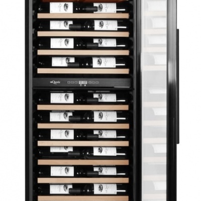 Frigorífico vertical para vinhos com porta de vidro aberta e prateleiras em madeira clara.