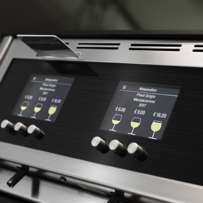 Painel de máquina de café expresso com ecrãs digitais e botões