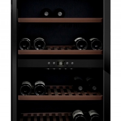 Arca de vinhos preta com prateleiras de madeira e garrafas de vinho