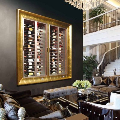 Sala luxuosa com móveis escuros e adega de vinho embutida na parede com moldura dourada